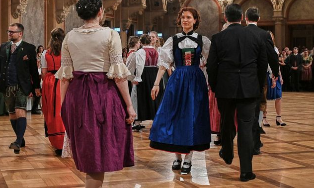 „Paar in traditioneller Tracht beim österreichischen Volkstanz.“